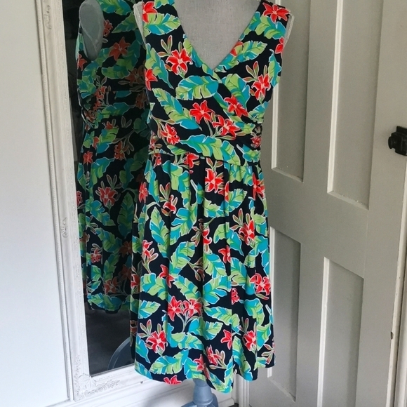 Lands' End Dresses & Skirts - Lands' End Hawaiian floral sleeveless stretch crisscross dress. Size Medium. EUC
